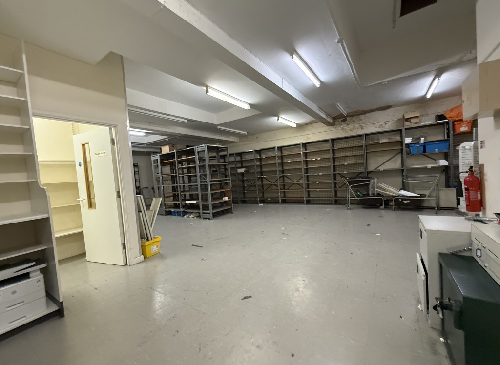 Lot: 42 - SUBSTANTIAL FREEHOLD FORMER PHARMACY WITH EXTENSIVE COMMERCIAL ACCOMMODATION - Good storage area